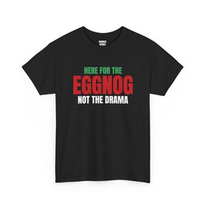 T-shirt « Ici pour le lait de poule, pas pour les drames », T-shirt de Noël humoristique, Cadeau de Noël pour elle ou lui, Tenue de fête de Noël, Ensemble assorti pour toute la famille image 1