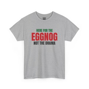 T-shirt « Ici pour le lait de poule, pas pour les drames », T-shirt de Noël humoristique, Cadeau de Noël pour elle ou lui, Tenue de fête de Noël, Ensemble assorti pour toute la famille image 6