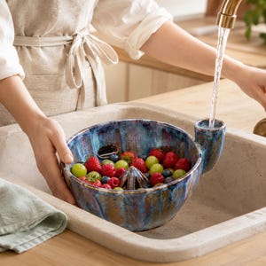 Handbeschilderde keramische bessenschaal, fruitvergiet met afvoer, traditioneel keukengerei voor in de cottage-stijl.