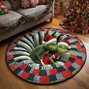 Pode incluir: Um tapete redondo com um padrão de vórtice 3D em quadrados de patchwork vermelhos, verdes e pretos. Duas personagens verdes com gorros de Pai Natal vermelhos e brancos estão representadas no centro, com o texto Richard & Sophia em branco.