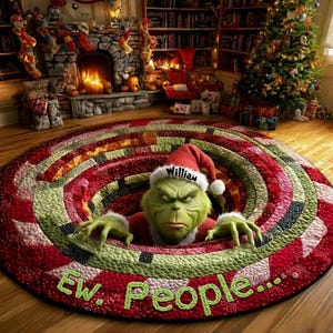 Puede incluir: Una alfombra redonda acolchada con un diseño de agujero en 3D que muestra un personaje verde con un gorro de Papá Noel con la etiqueta William. La alfombra tiene un patrón de espiral rojo y verde y el texto Ew. People. en letras verdes.