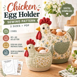 Puede incluir: Un patrón de costura digital para un porta huevos de gallina con el texto: Chicken Egg Holder Sewing Pattern, 2 Sizes, PDF, A0, A4, US Letter. La imagen muestra dos cestas de tela con forma de gallina en patrones florales y de cuadros con huevos.