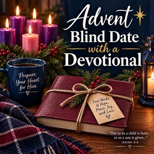 Può includere: Una tazza blu scuro con il testo Prepare Your Heart for Him, un libro bordeaux legato con spago e un'etichetta con scritto Four Weeks of Hope, Peace, Joy and Love, e una corona dell'Avvento con quattro candele e una lanterna su legno.