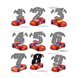 Könnte beinhalten: Neun gestickte Designs von roten Rennwagen mit den Nummern 1 bis 9 auf einer grauen Rennstrecke. Jedes Auto hat auf jeder Seite eine karierte Flagge. Die Designs sind perfekt, um personalisierte Artikel wie Kleidung, Taschen oder Wohnaccessoires zu erstellen.