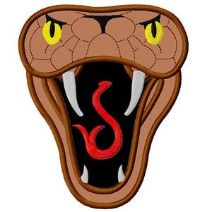 Könnte beinhalten: Eine braune Schlange mit weit offenem Maul und einer roten gespaltenen Zunge. Die Schlange hat gelbe Augen und eine schwarze Nase.