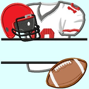Pode incluir: Um design de monograma dividido com um capacete de futebol americano, uma camisa e uma bola de futebol. O design é perfeito para um presente com tema esportivo.