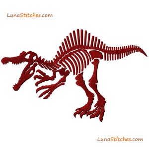 Peut inclure: Un motif de squelette de Spinosaurus de couleur marron. Les os du dinosaure sont finement détaillés, avec une voile proéminente sur son dos. Le motif est brodé sur un fond blanc. Le site web LunaStitches.com est affiché.