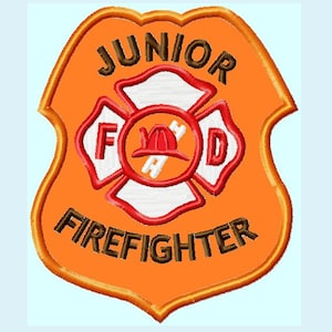以下が含まれることがあります： オレンジと茶色の刺繍パッチ。白い十字架と「ジュニア消防士」と「F.D.」の文字が書かれている