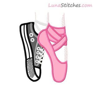 Puede incluir: Un par de zapatillas negras y zapatillas de ballet rosas, ambas con cordones blancos, se muestran una al lado de la otra. Los zapatos están posicionados como si los llevara alguien de puntillas.