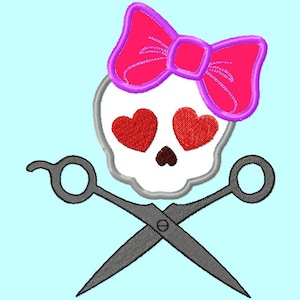 Puede incluir: Una calavera blanca con ojos de corazón rojo y un lazo rosa en la parte superior, cruzada con un par de tijeras plateadas.