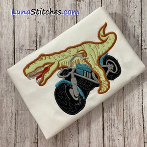 Può includere: Un dinosauro verde chiaro che guida una motocicletta nera con dettagli blu. Il dinosauro ha una lingua rossa e strisce marroni. La motocicletta ha due ruote nere con pneumatici bianchi.