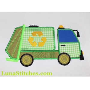 Puede incluir: Camión de reciclaje verde y marrón con un símbolo de reciclaje amarillo en el lateral. El camión tiene una cabina azul y un patrón de cuadros verde y blanco en la carrocería. El camión está sobre un fondo blanco.