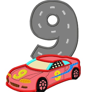 Könnte beinhalten: Ein rotes Rennwagen mit einem blauen Streifen und der Nummer 9 an der Seite. Das Auto fährt auf einer grauen Rennstrecke, die die Form der Nummer 9 hat.