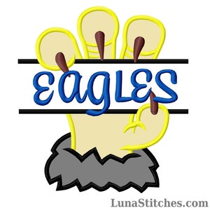 Pode incluir: Garra de águia amarela e marrom com pele cinza segurando uma faixa dividida com a palavra "eagles" em bordado azul.