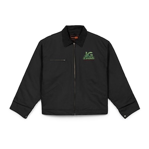 Könnte beinhalten: Eine schwarze Arbeitsjacke mit dunklem Kragen, durchgehendem Frontreißverschluss und langen Ärmeln mit geknöpften Manschetten. Auf der Brust befindet sich ein gesticktes Logo mit dem grünen Text LG LAWNS und einer Grasgrafik.