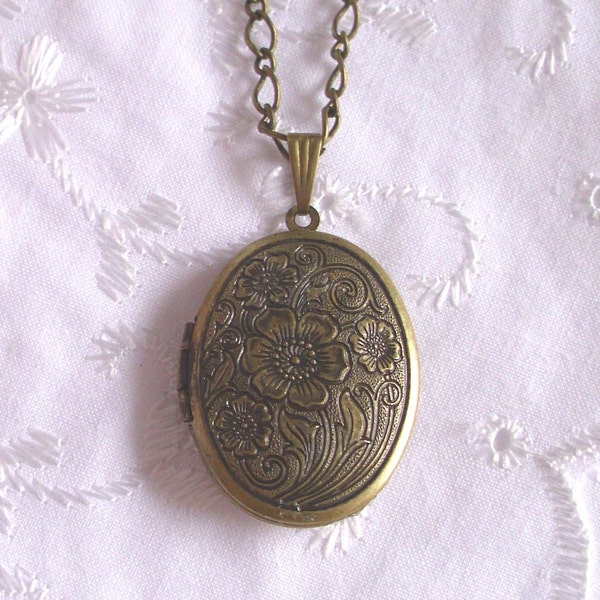 Oval Floral Locket with Chain - Item 005