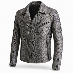 Può includere: Una giacca da motociclista con motivo a pelle di serpente grigio e nero, dotata di bavero dentellato, chiusura frontale asimmetrica con zip, tre tasche frontali con zip e polsini con zip. La giacca presenta un colletto strutturato.