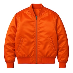 Puede incluir: Una chaqueta tipo bomber de color naranja brillante con un acabado satinado suave, cierre de cremallera vertical central, cuello acanalado, puños acanalados y dobladillo acanalado. La chaqueta incluye dos bolsillos laterales inclinados.