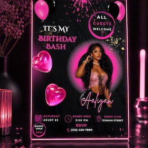 Puede incluir: Un cartel rectangular para fiesta de cumpleaños con fondo negro y detalles en rosa neón. Incluye el texto IT'S MY BIRTHDAY BASH, ALL GUESTS WELCOME y Aaliyah. Contiene globos, gráficos de corazones, detalles del evento para el sábado 23 de agosto, 21:00 y RSVP.