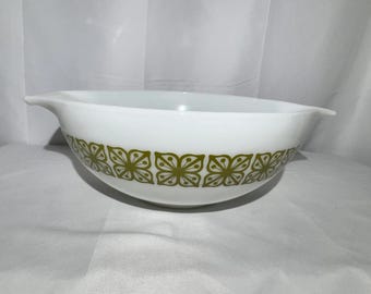 Pyrex Yellow 525-B 2 1/2 Qt Vintage Covered Rounded Square Hostess