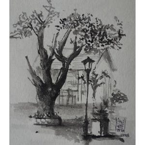 Könnte beinhalten: Ein schwarz-weißes Tuschegemälde, das einen großen Baum mit strukturierten Ästen neben einer hohen, dünnen Straßenlaterne zeigt. Im Hintergrund ist ein kleines Haus mit Giebeldach zu sehen. Das Kunstwerk trägt einen Signaturstempel in der Ecke.
