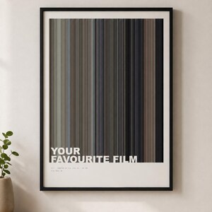 Puede incluir: Un cuadro vertical enmarcado que presenta una serie de finas franjas verticales de colores en tonos gris, marrón y negro. El texto "YOUR FAVOURITE FILM" está impreso en letras mayúsculas blancas y negritas en la parte inferior izquierda.