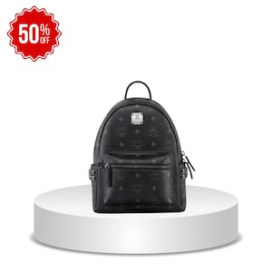 Puede incluir: Una mochila negra con un patrón de logotipo MCM repetido, un asa superior, un bolsillo frontal con cremallera y detalles de herrajes plateados en los laterales. Un gráfico de estrella rojo en la esquina superior izquierda muestra el texto 50% OFF en blanco.