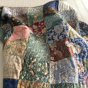 William Morris. Traditional style patchwork quilt . Cotton quilting fabrics. Heirloom keepsake quilt. NEW!