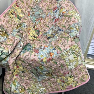 May Gibbs Quilt. Snugglepot och Cuddlepie. Gumnut bebisar. Australiskt tema. Ekologisk bomull.