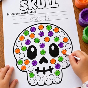 Op de afbeelding: Een wit activiteitenblad met het woord SKULL in vetgedrukte letters en de tekst Trace the word: skull boven een gestippelde schedelomtrek. De schedel is gedeeltelijk gevuld met oranje, paarse en groene verfstippen aangebracht met een wattenstaafje.