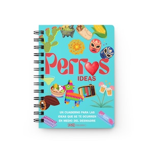 Può includere: Un taccuino a spirale con copertina azzurra decorata con illustrazioni colorate di cactus, burrito, calendula, maschere, pignatta e televisione. Il testo recita Perros IDEAS e UN CUADERNO PARA LAS IDEAS QUE SE TE OCURREN EN MEDIO DEL DESMADRE.