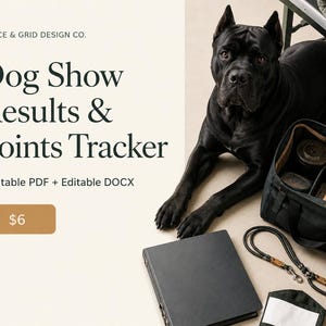 以下が含まれることがあります： 黒い犬が、グルーミングツール、黒いリード、黒いバインダーが入った黒いオーガナイザーバッグの横に横たわっています。テキストには「GRACE & GRID DESIGN CO. Dog Show Results & Points Tracker. Printable PDF + Editable DOCX」と書かれています。