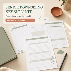 Könnte beinhalten: Ein Senior Downsizing Session Kit mit bearbeitbaren und druckbaren Vorlagen. Die Dokumente enthalten salbeigrüne Blattmotive, linierte Bereiche und Tabellen. Ein grünes Notizbuch, ein schwarzer Stift und eine kleine Schale sind zu sehen.