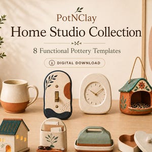 Op de afbeelding: Een digitale downloadcollectie genaamd PotNClay Home Studio Collection met 8 functionele aardewerk-sjablonen. De afbeelding toont een keramische mok, lichtschakelaarafdekking, klok, vogelhuisje, huisvormige lantaarn, wandorganizer, botervloot en een hartvormig doosje.