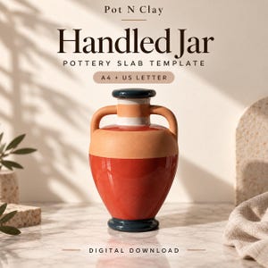 Op de afbeelding: Een digitale download-sjabloon voor een pot met handvatten, met de tekst Pot N Clay Handled Jar Pottery Slab Template A4 + US Letter Digital Download. De pot heeft een donkerblauwe rand en voet, een beige hals en schouder, en een rode buik.