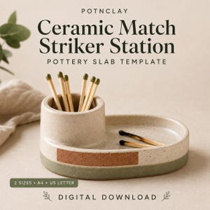 Op de afbeelding: Een gespikkeld beige keramisch luciferstation met een groene basis en een rechthoekige kurken strijkstrip. Het object heeft een cilindrische houder met diverse houten lucifers met groene koppen, naast een plat plateaugedeelte.