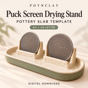 Puede incluir: Un soporte de secado de cerámica beige y verde moteado con dos ranuras que sostienen pantallas de disco metálicas circulares. El texto dice: POTNCLAY, Puck Screen Drying Stand, POTTERY SLAB TEMPLATE, A4 + US LETTER, DIGITAL DOWNLOAD.
