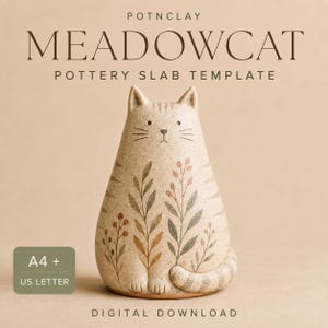 Könnte beinhalten: Eine beige Keramik-Katzenfigur mit gesprenkelter Textur, verziert mit gemalten botanischen Zweigen in gedeckten Grün- und Brauntönen. Die Katze hat gestreifte Ohren und einen um die Basis gewickelten Schwanz. Text: POTNCLAY MEADOWCAT POTTERY SLAB TEMPLATE.