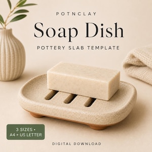 Może przedstawiać: Beżowa, nakrapiana ceramiczna mydelniczka z trzema otworami odpływowymi, na której leży prostokątna kostka mydła. Tekst głosi: POTNCLAY Soap Dish POTTERY SLAB TEMPLATE, 3 SIZES A4 + US LETTER, DIGITAL DOWNLOAD. Mydelniczka ma zaokrąglony kształt.