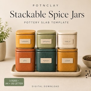 Può includere: Un modello digitale di lastra in ceramica per barattoli per spezie impilabili intitolato POTNCLAY Stackable Spice Jars. L'immagine mostra sei barattoli quadrati in ceramica color senape, salvia, crema, terracotta, verde acqua e oro, etichettati Turmeric, Oregano, Garlic, Chili, Paprika e Cumin, su un vassoio rettangolare. Include 3 dimensioni, A4 e US Letter.