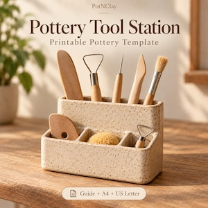 Könnte beinhalten: Ein beiger, gesprenkelter Keramik-Organizer für Töpferwerkzeuge mit mehreren Fächern, bestückt mit Holzwerkzeugen, einer Drahtschlinge, einer Nadel und einem Pinsel. Text: PotNClay Pottery Tool Station Printable Pottery Template.