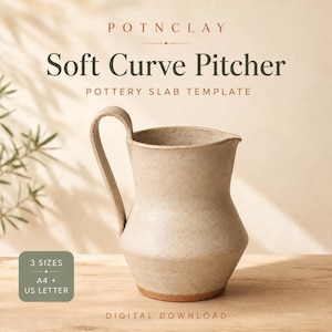 Könnte beinhalten: Ein beigefarbener Keramikkrug mit geschwungenem Henkel und breitem Boden. Der Text lautet: POTNCLAY Soft Curve Pitcher POTTERY SLAB TEMPLATE 3 SIZES A4 + US LETTER DIGITAL DOWNLOAD. Der Krug hat eine gesprenkelte Textur und einen flachen Rand.