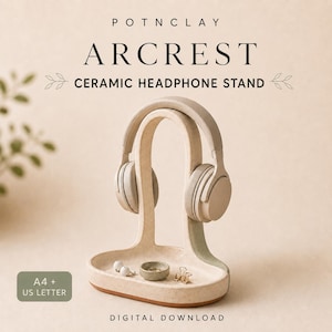 Op de afbeelding: Een beige keramische hoofdtelefoonstandaard met het label POTNCLAY ARCREST CERAMIC HEADPHONE STAND. De standaard heeft een boogvormige steun voor een hoofdtelefoon en een basisplateau voor kleine voorwerpen. Tekst bevat A4 + US LETTER DIGITAL DOWNLOAD.