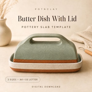 Puede incluir: Una plantilla de losa de cerámica para descarga digital para una mantequera con tapa. El texto dice POTNCLAY, Butter Dish With Lid, POTTERY SLAB TEMPLATE, 3 SIZES, A4 + US LETTER, DIGITAL DOWNLOAD. La imagen muestra una mantequera de cerámica.
