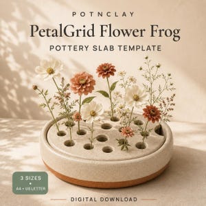 Op de afbeelding: Een beige cirkelvormig aardewerk sjabloon voor een PetalGrid Flower Frog met meerdere gaten voor bloemstelen. De tekst luidt POTNCLAY PetalGrid Flower Frog POTTERY SLAB TEMPLATE, 3 SIZES A4 + US LETTER, DIGITAL DOWNLOAD.