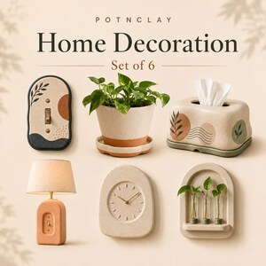 Może przedstawiać: Zestaw sześciu elementów dekoracji domu z napisem POTNCLAY Home Decoration Set of 6, obejmujący osłonę włącznika światła, roślinę doniczkową, pudełko na chusteczki, lampę stołową, zegar ścienny oraz ścienny stojak na szklane probówki.