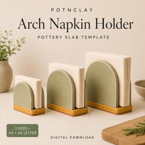 Op de afbeelding: Drie boogvormige servethouders in verschillende maten, elk met een saliegroen gebogen bovendeel en een mosterdgele rechthoekige basis. De houders bevatten stapels crèmekleurige servetten. Tekst: POTNCLAY Arch Napkin Holder.