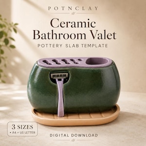 Peut inclure: Un valet de salle de bain en céramique vert foncé avec un dessus violet comportant plusieurs fentes et un porte-rasoir. Le valet repose sur un plateau ovale beige clair. Texte : POTNCLAY, Ceramic Bathroom Valet, POTTERY SLAB TEMPLATE, 3 SIZES, A4 + US LETTER, DIGITAL DOWNLOAD.