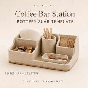 Könnte beinhalten: Ein beiger, gesprenkelter Kaffee-Organizer aus Keramik mit mehreren Fächern. Er enthält weiße Kaffeefilter, braune Kaffeepads, Holzrührstäbchen und kleine braune Päckchen. Ein kleiner Holzlöffel liegt auf einer rechteckigen Ablage. Text: POTNCLAY Coffee Bar Station POTTERY SLAB TEMPLATE 3 SIZES A4 + US LETTER DIGITAL DOWNLOAD.