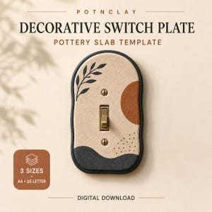 Puede incluir: Una plantilla de placa de interruptor decorativa de cerámica con el texto POTNCLAY DECORATIVE SWITCH PLATE POTTERY SLAB TEMPLATE. La placa arqueada tiene una superficie beige moteada con una hoja negra, un círculo color óxido y puntos negros.